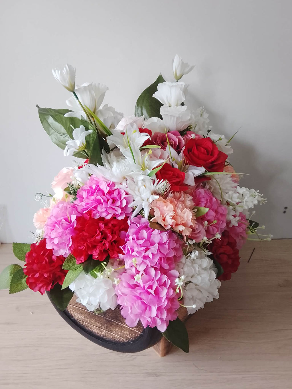 Grand tonneau avec ses compositions florales multiples