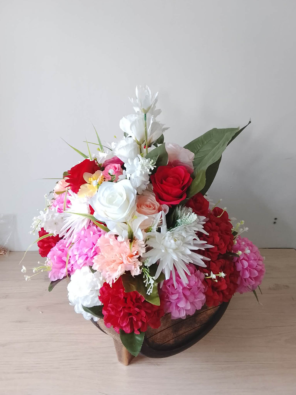 Grand tonneau avec ses compositions florales multiples