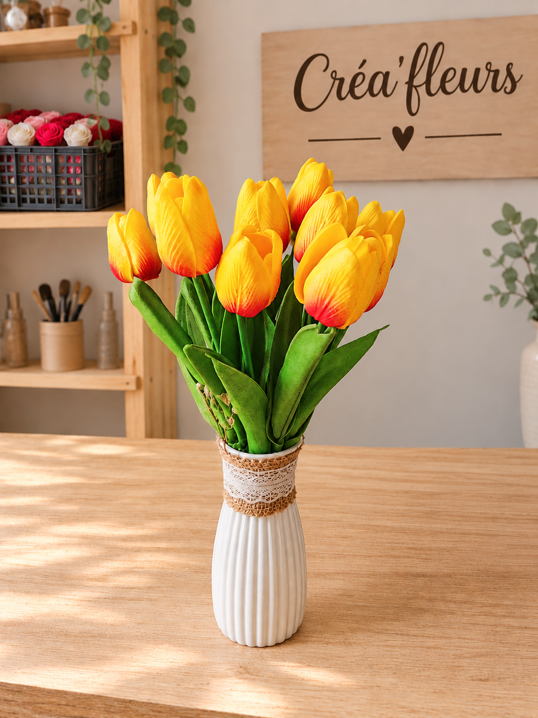 Bouquet de tulipes artificielles jaune et orange, vase blanc