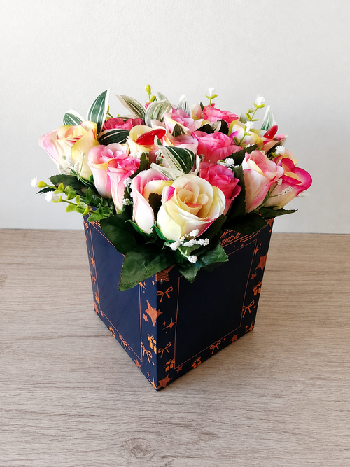 Boîte cadeau anniversaire garnie de roses