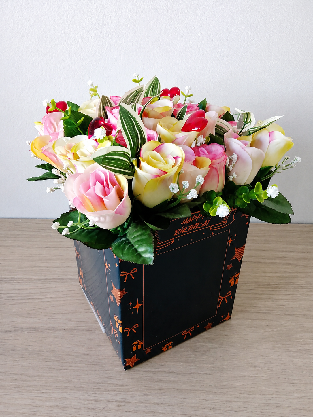 Boîte cadeau anniversaire garnie de roses