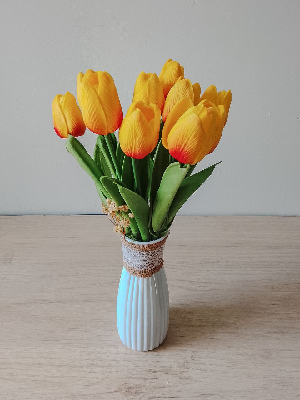 Bouquet de tulipes artificielles jaune et orange, vase blanc