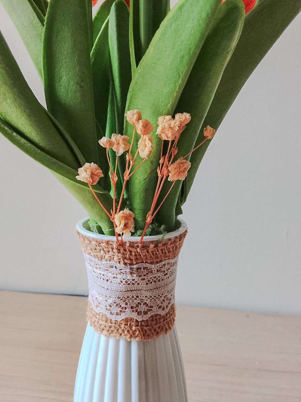 Bouquet de tulipes artificielles jaune et orange, vase blanc