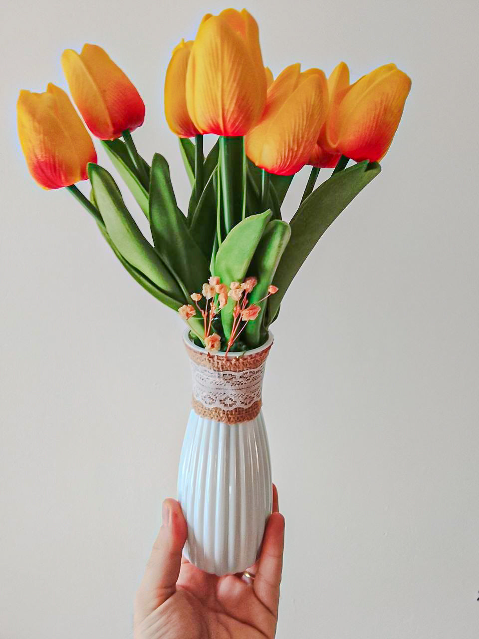 Bouquet de tulipes artificielles jaune et orange, vase blanc